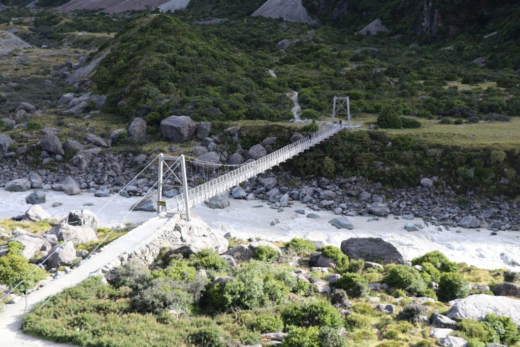 Das graue Wasser von den Gletschern nimmt weiter unten eine unwirkliche hellblaue Färbung an, bevor es in den Pukaki fließt.