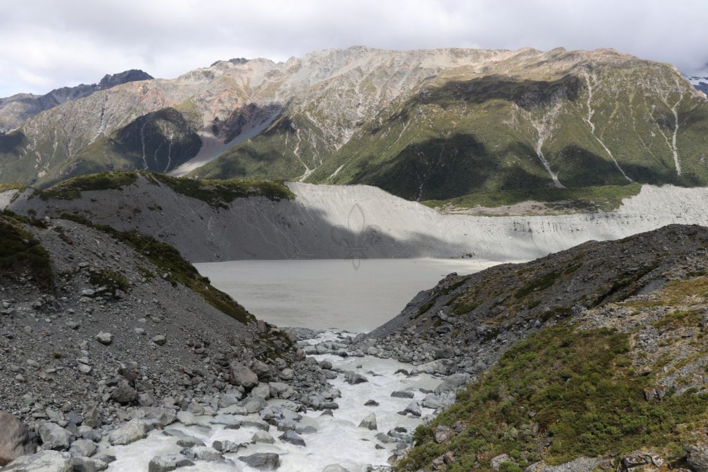 Am Ufer des unterhalb gelegenen Mueller Lake kann man erkennen, dass es lange trocken war und auch nicht mehr viel Wasser von den Gletschern kommt.